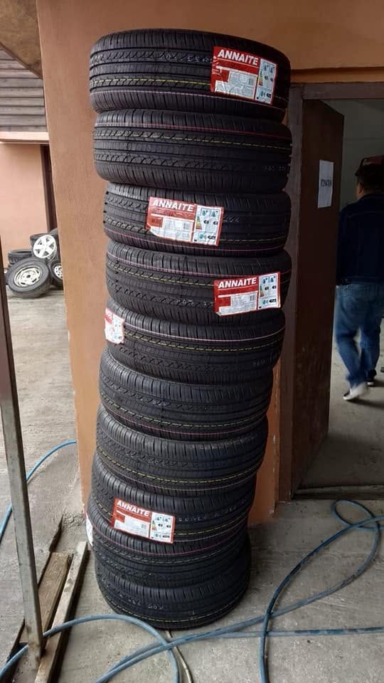 Stivă de anvelope Annaite la intrarea în atelier