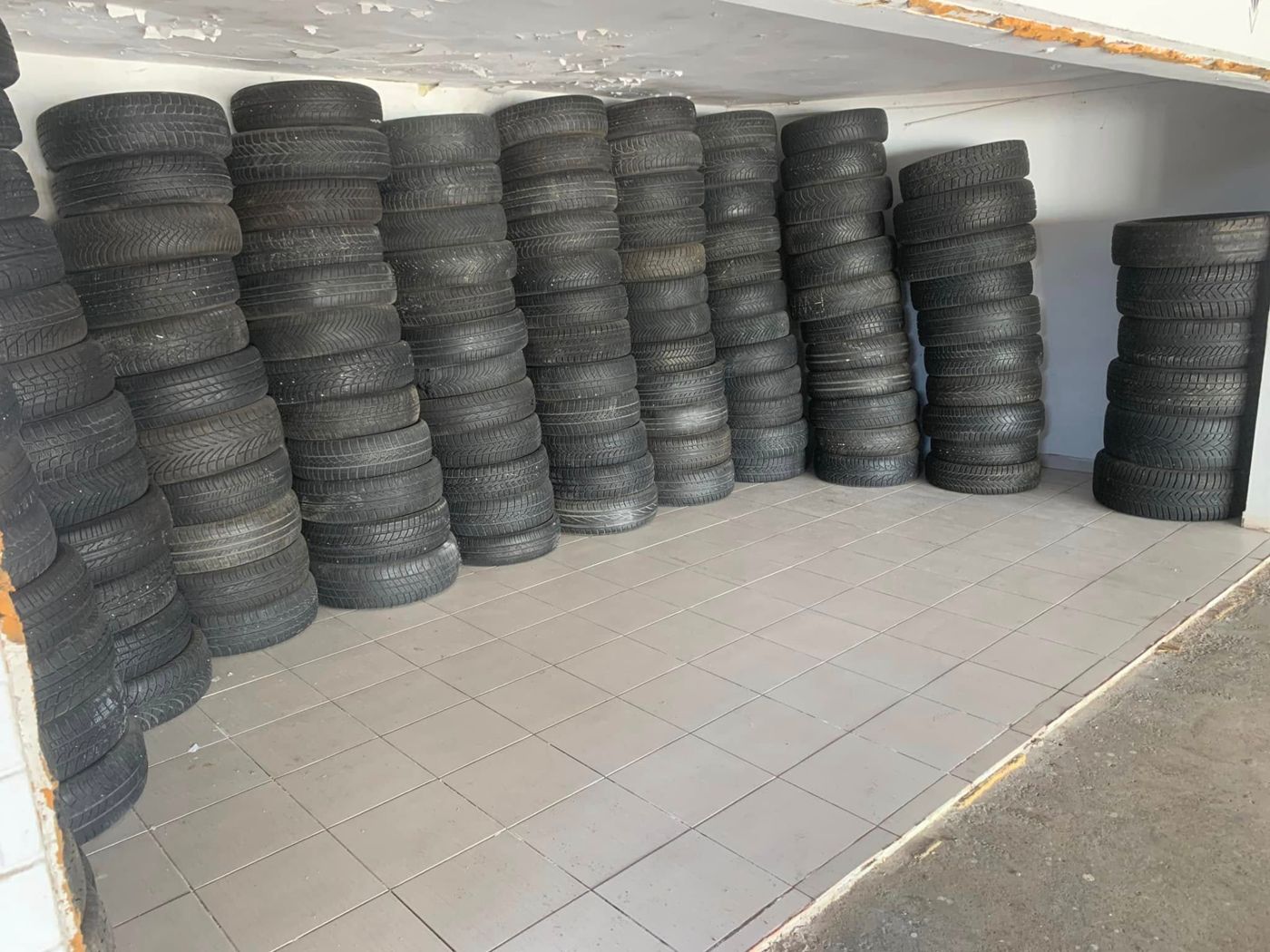 Depozit acoperit cu anvelope second hand